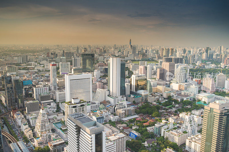 鸟瞰图Sathorn和silom区和天空火车站Chong Nonsi在CBD市中心的曼谷silom, Asoke，曼谷，泰国中心